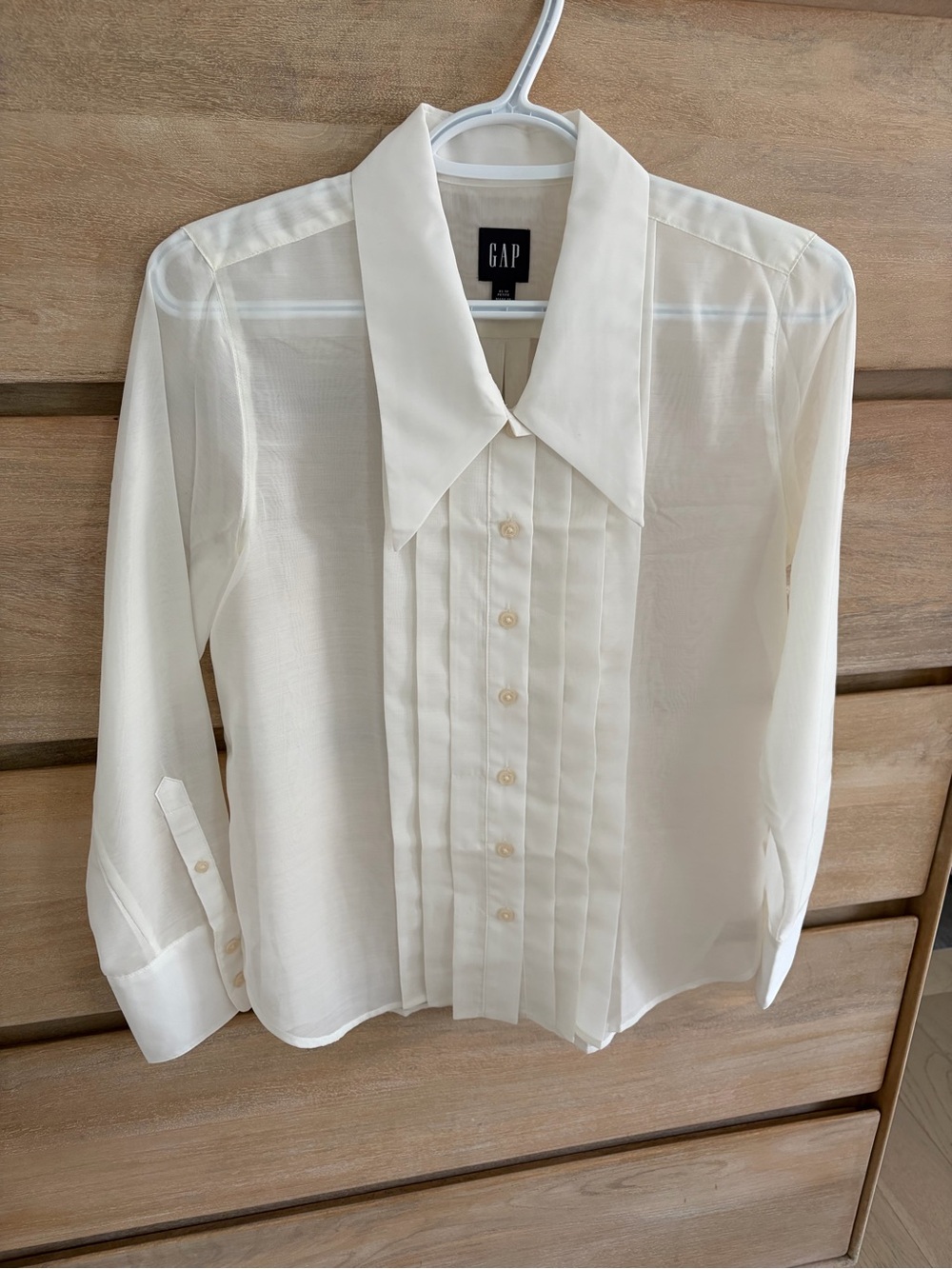GAP Women’s White Pleated Front Dress Shirt